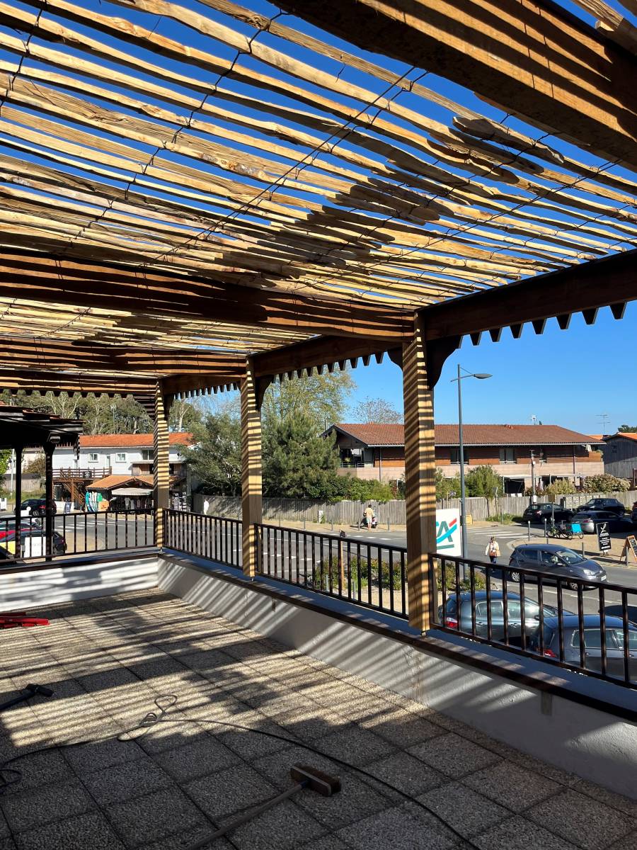 Agencement extérieur avec bardage bois sur le Nord bassin